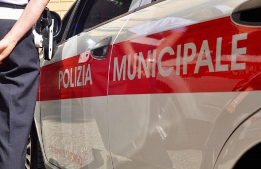 Olio in carreggiata in zona San Marco: cade motociclista