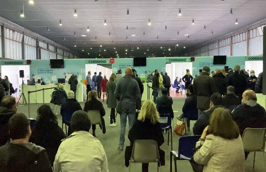 Covid, continuano vaccinazioni in notturna a Palermo: già seicento le prenotazioni