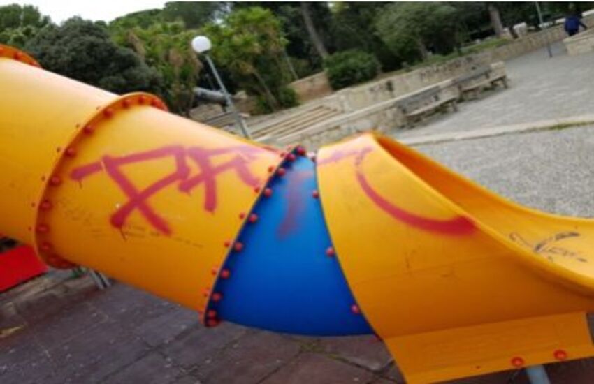 Vittoria, continui atti vandalistici alla villa comunale. La Rosa: “Situazione pesante. Occorre intervento subito”