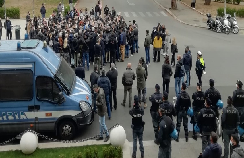 Covid, commercianti in protesta davanti gli uffici della Regione Siciliana