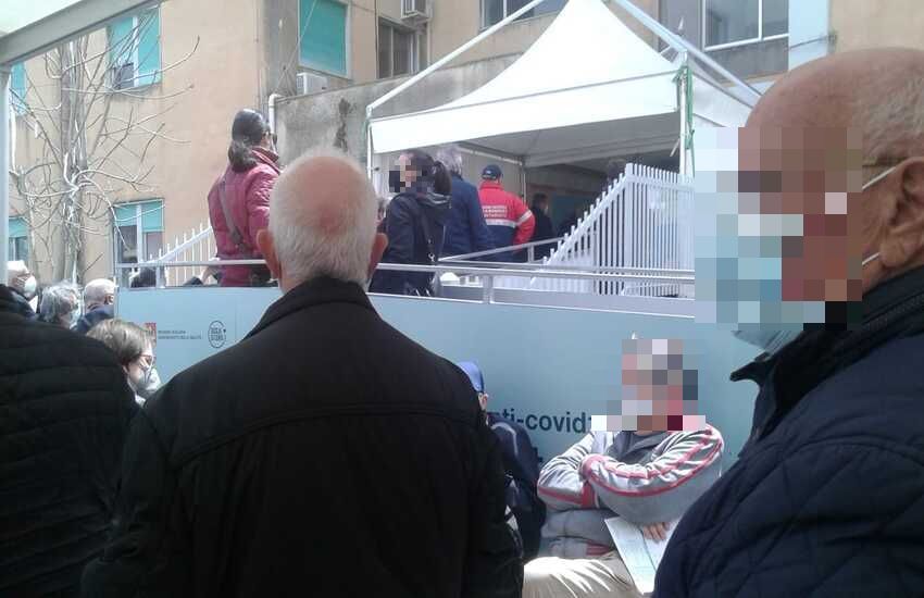 Caos all’ex Ospedale civile di Ragusa: dosi ancora congelate e gente in fila da ore per un vaccino