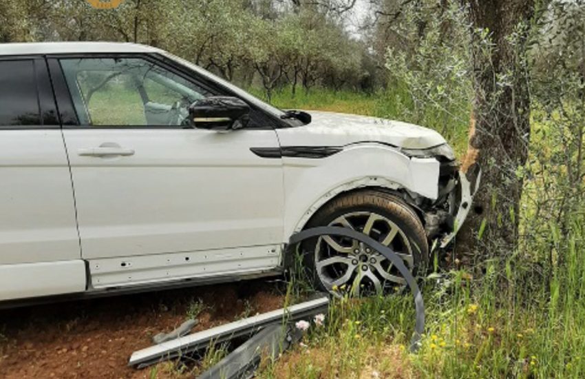 Si schianta dopo spericolato inseguimento con la Polizia. Arrestato ladro seriale di auto