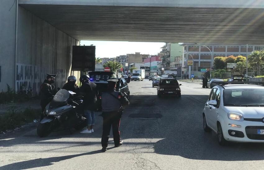 Casavatore presidiata dai carabinieri: controlli anti-Covid e scooter sequestrati