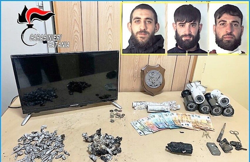 Catania, scoperto fortino della droga, arrestati tre pusher