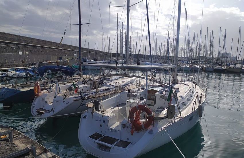 Porto di Catania, disabili in carrozzina su barche confiscate per traffico migranti