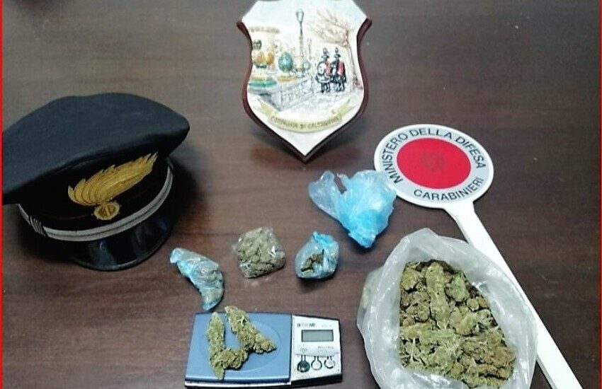 Grammichele, incrementava il reddito di cittadinanza spacciando marijuana