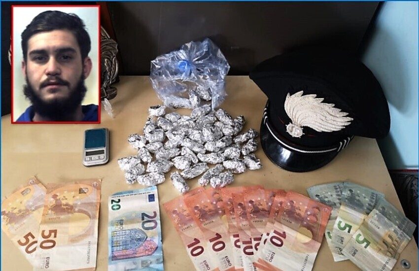 Via Balatelle, calava “co’ panaru” la droga ai clienti, arrestato pusher