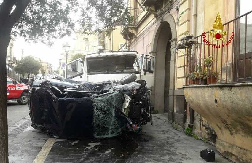Belpasso, incidente via Vittorio Emanuele III, l’autista del camion si presenta spontaneamente dai CC