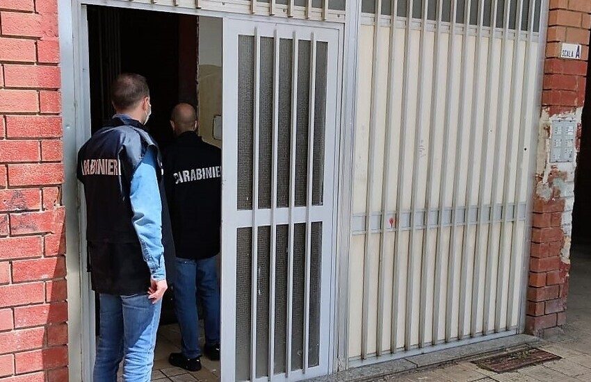 Catania, urina sulla cocaina per disperderne le tracce: arrestato insieme al compare evaso dai domiciliari