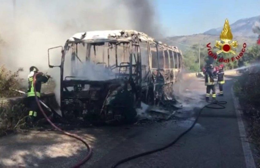 Minturno, in fiamme autobus in servizio; l’autista mette in salvo i passeggeri