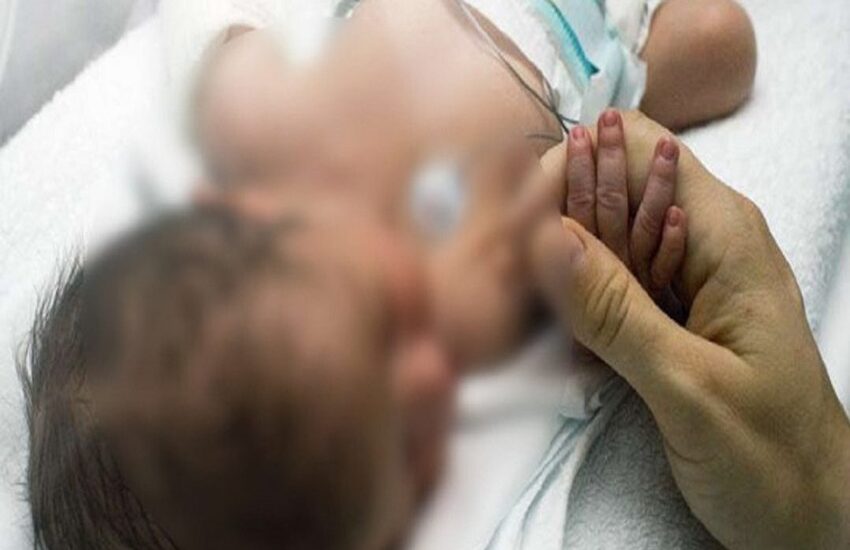 Gettato come un rifiuto, neonato trovato in un sacchetto tra le campagne