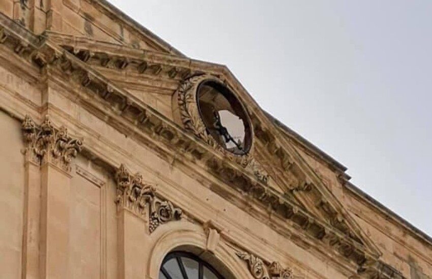 Vento forte a Comiso: divelto orologio Palazzo Municipale in Piazza Fonte Diana.
