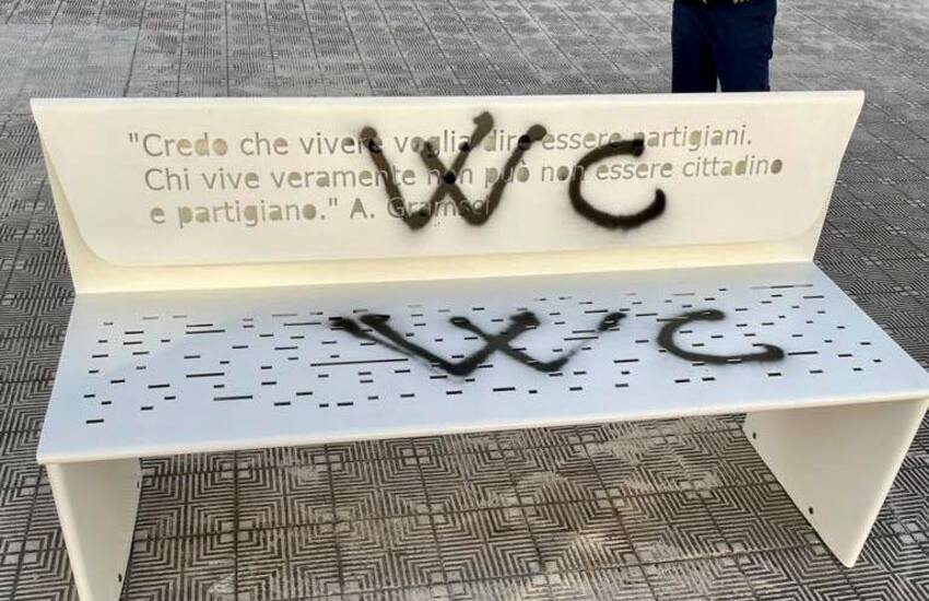 Reggio Calabria, vandalizzata la panchina dedicata a Gramsci in meno di 24 ore