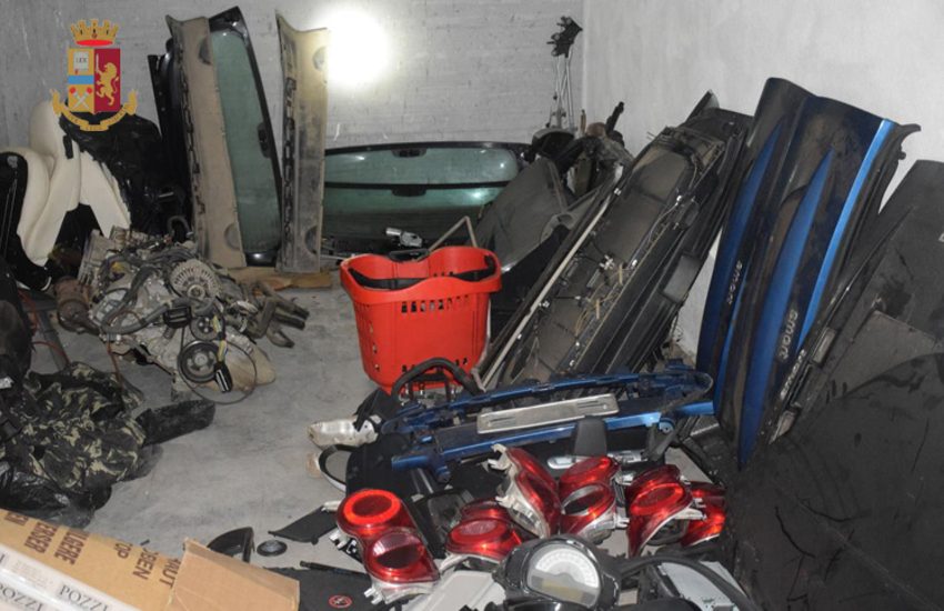 Smontavano i pezzi delle auto rubate per rivenderne i pezzi. Arrestati in due