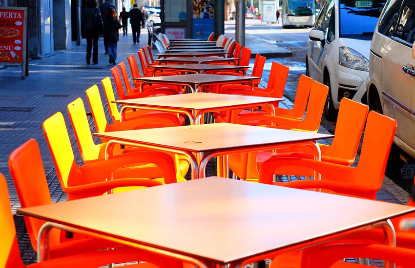 Sedie e tavolini all’aperto, approvato il nuovo piano straordinario: parte da aprile 2022