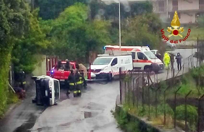 Acireale, i Vigili del Fuoco intervengono per un incidente stradale