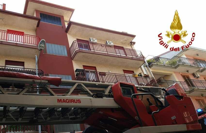 Aci San Filippo, incendio in un abitazione di Via Croce, una vittima ed un intossicato