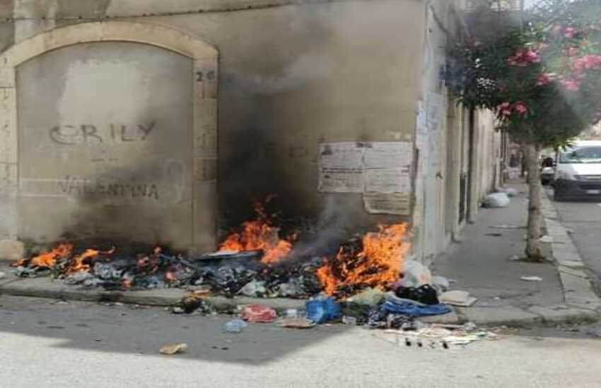 Rifiuti: situazione a Vittoria fuori controllo. Incendiata spazzatura in pieno centro