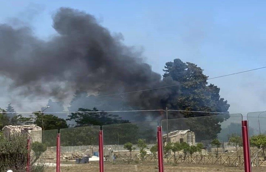 Comiso: vasto incendio minaccia abitazioni sulla strada per Vittoria