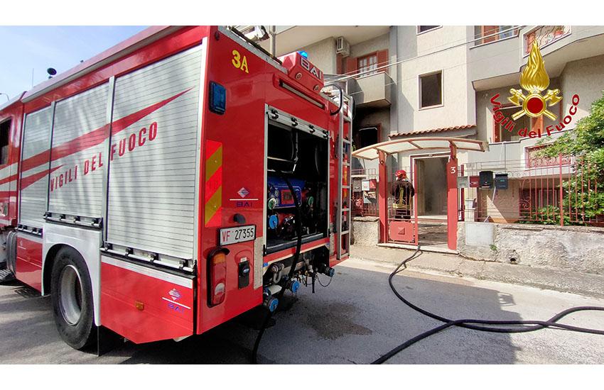 Paura a Paternò, balcone crolla e distrugge auto in via Alcantara