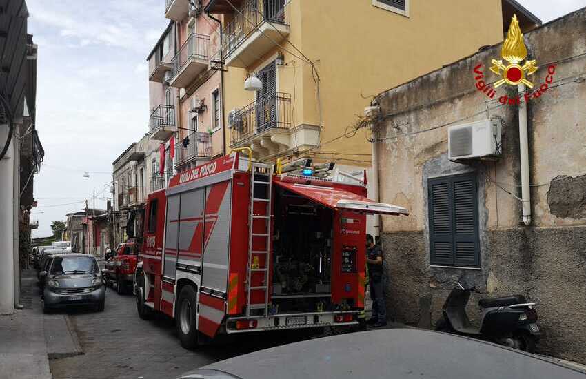 Catania, i Vigili del Fuoco intervengono in Via Tre Soci e salvano il bassotto Oscar