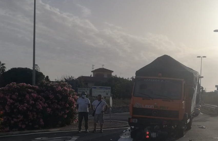 Grave incidente a Marina di Modica: 79enne motociclista muore finendo sotto un camion