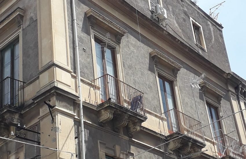 Catania, sfratti in un condominio di Via Gallo, ma gli inquilini non ci stanno: “Abitiamo queste case da 28 anni”