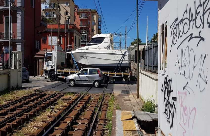 Un camion che trasportava una barca trancia un palo di sostegno, bloccata la linea cumana tra Fuorigrotta e Bagnoli