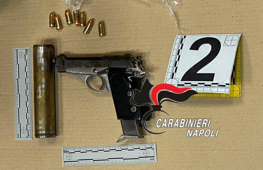 Pistole e bombe tra frutta e verdura: scoperto un arsenale di armi in un negozio di ortofrutta a Bagnoli (VIDEO)