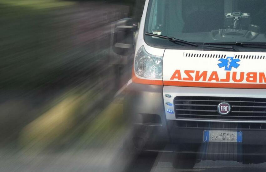 Paura in via Epitaffio a Latina: scontro frontale tra auto e furgone. Tre feriti