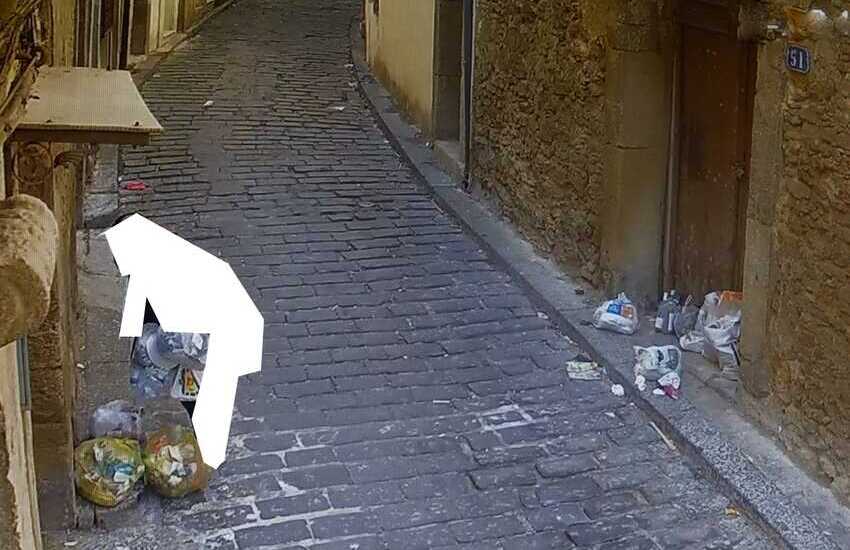 Caltagirone, quattro multe da 600 euro per altri tre “sporcaccioni” sorpresi dalle telecamere