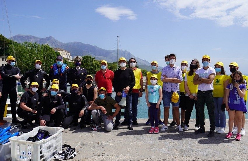 Formia, volontari a lavoro al porti di Caposele: decine di chili di rifiuti raccolti