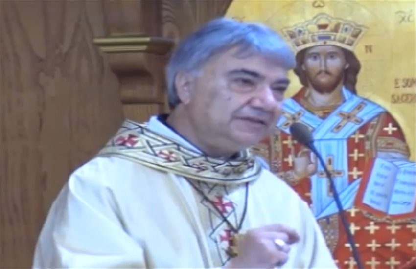 L’arcivescovo di Napoli Mimmo Battaglia celebra messa a Ponticelli: “Denunciate sempre, l’omertà uccide. Ci si inginocchia solo davanti a Dio”
