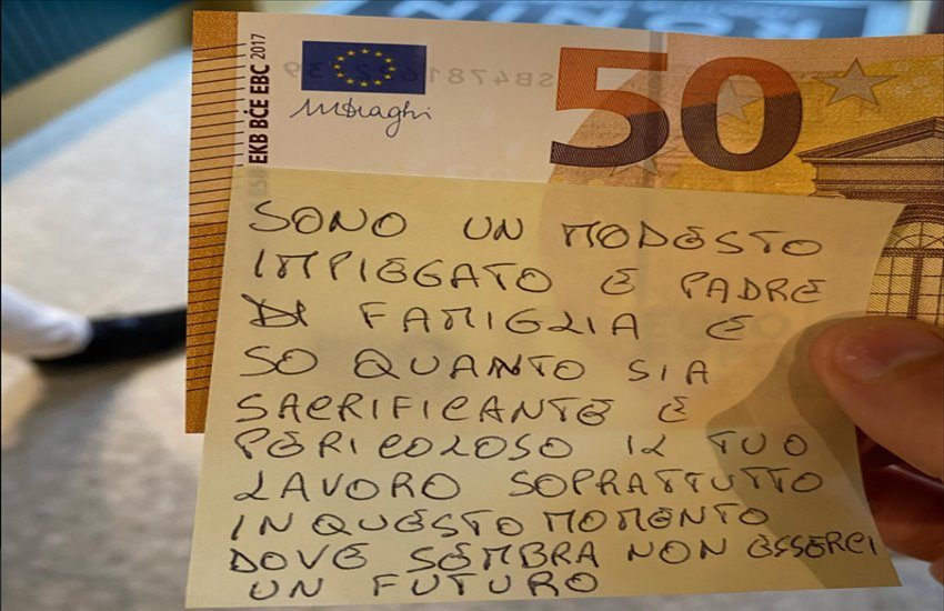 Portici, lascia come mancia 50 euro ad un fattorino: “Il tuo è un lavoro sacrificante e pericoloso”