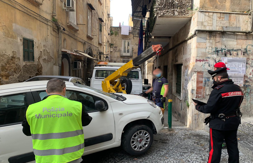 Napoli, Quartieri spagnoli: decoro urbano, Carabinieri e Polizia Municipale continuano nella rimozione dei veicoli abbandonati in strada