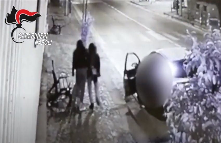 Colli Aminei, scaraventa a terra due ragazze e le rapina. Un carabiniere da casa vede tutto ed interviene prontamente (VIDEO)