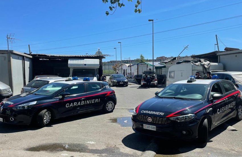 Controlli a tappeto al campo Rom di Secondigliano e a Scampia: multe e sequestri di auto abbandonate