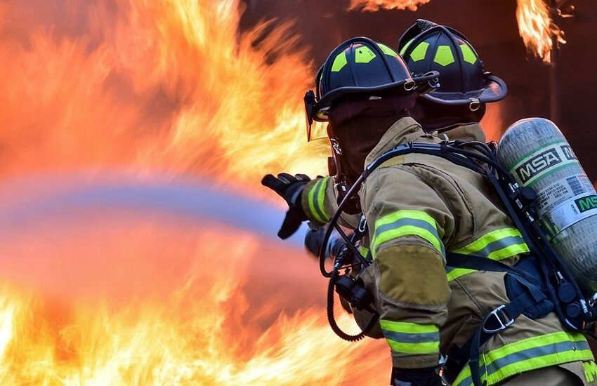 Via Passo Gravina, fiamme si sviluppano dentro un’abitazione: Vigili del Fuoco, Polizia e 118 sul posto