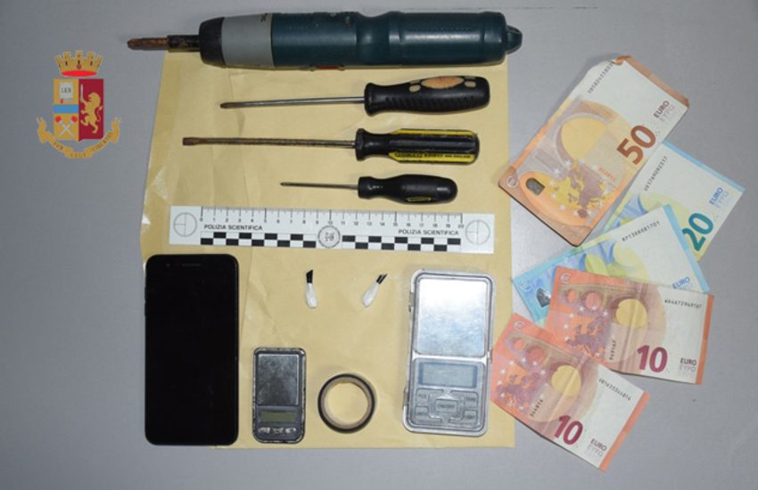 In giro oltre il coprifuoco per consegnare cocaina. Arrestato per spaccio 45enne leccese