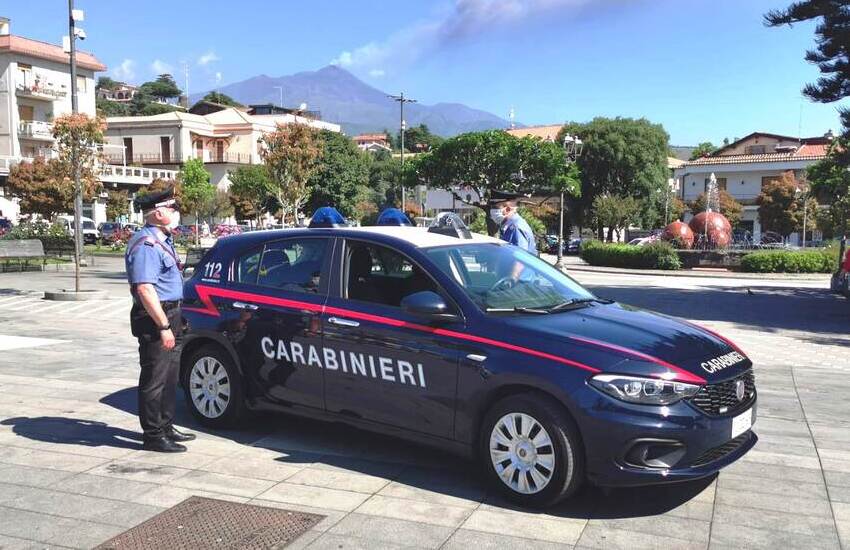 Trecastagni, lei voleva uscire a fare una passeggiata, lui la picchia selvaggiamente. Arrestato 53enne dopo l’ennesimo maltrattamento