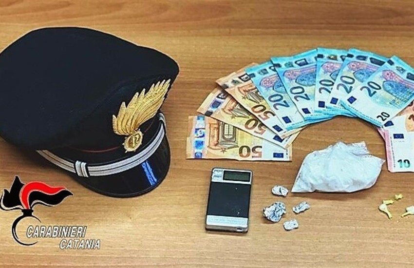 Pedara, coppia “stupefacente” in manette: lei nascondeva la cocaina nel reggiseno