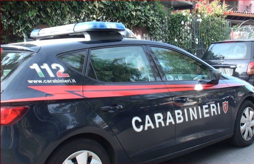 Palagonia, scende in aiuto del figlio ed aggredisce i Carabinieri, arrestata