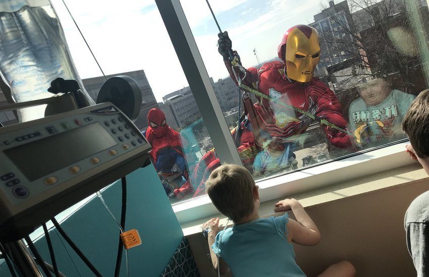 San Marco, Super Eroi Acrobatici portano regali dal cielo ai bambini ricoverati