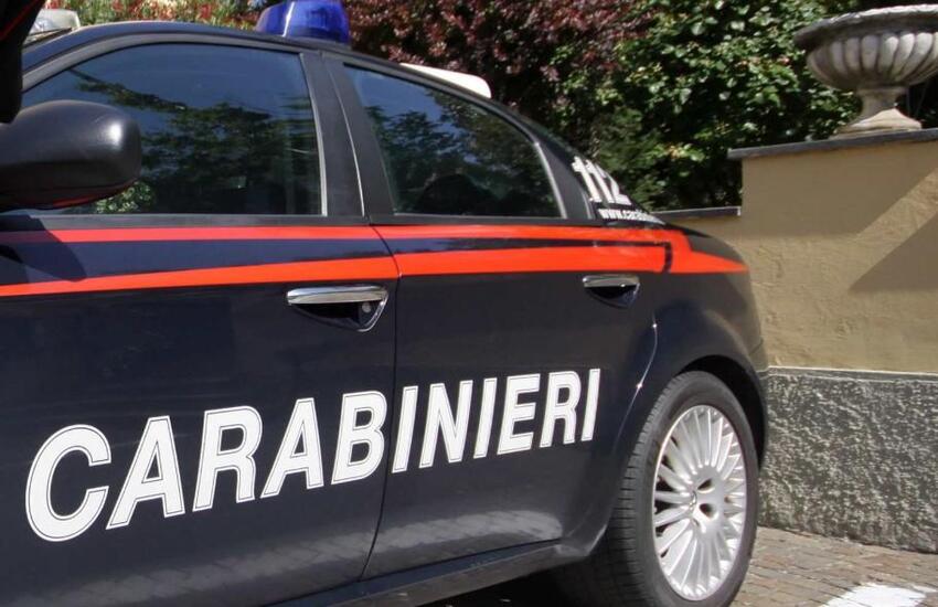 Pontecurone (AL), minaccia i carabinieri con la bottiglia rotta: arrestato 42enne marocchino