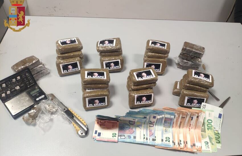Roma, trasportava 37 panetti di hashish con l’immagine di “El Chapo”