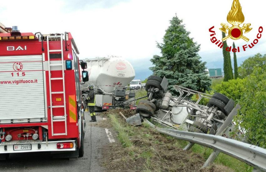 Incidente sulla Statale. Tir di esce fuori strada e finisce sotto la scarpata