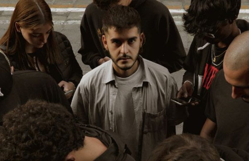 “Sotto i portici”, il singolo d’esordio di Delga