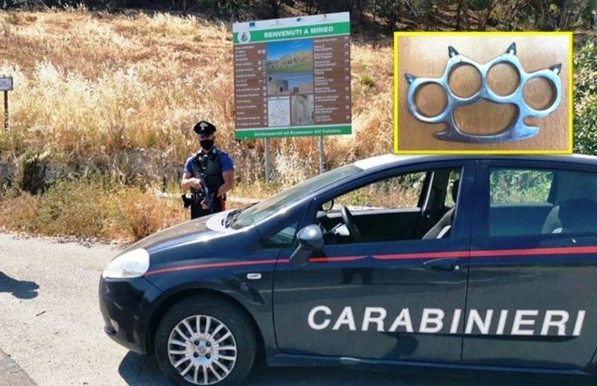 Mineo, teneva per “dimenticanza” un tirapugni nel borsello, denunciato