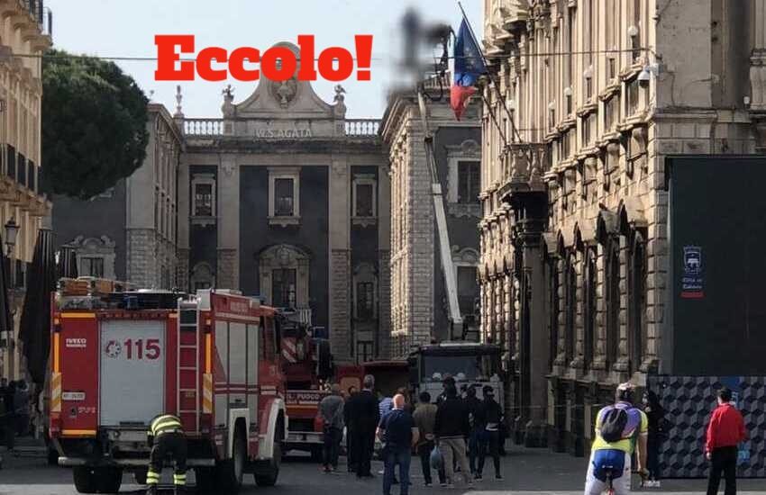 [FOTO] Catania, imprenditore di Randazzo minaccia suicidio in Piazza Duomo