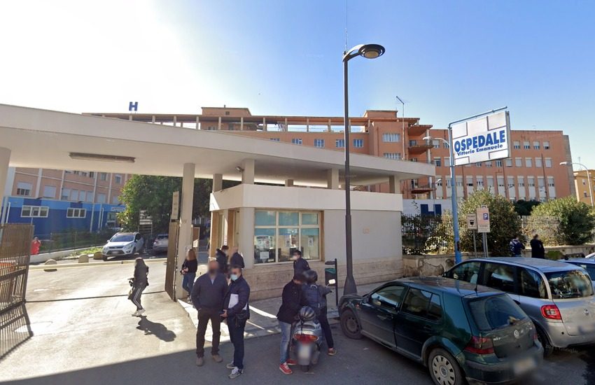 Gela, sorelle positive picchiano ostetrico e fuggono, denunciate